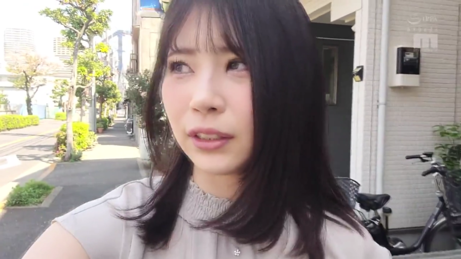 脸部特写 · 注视 · 户外 · 浅色上衣 · 自拍视角