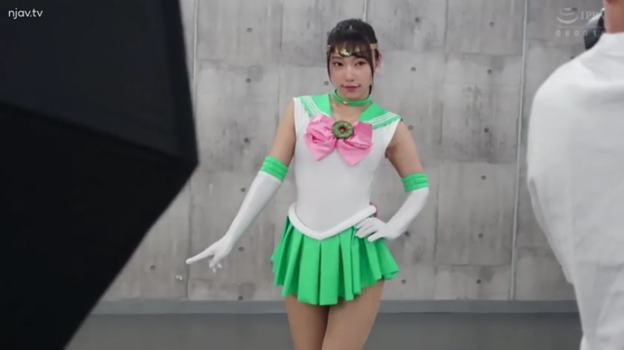 全身特写 · 摄影棚 · 自信 · 头饰 · 美少女战士角色服 · 聚光灯