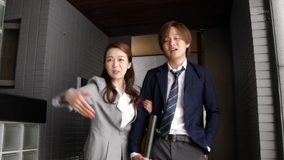 深色学生西装外套 · 楼道门口 · 毕业证书筒 · 两人上半身镜头 · 女性热情自然