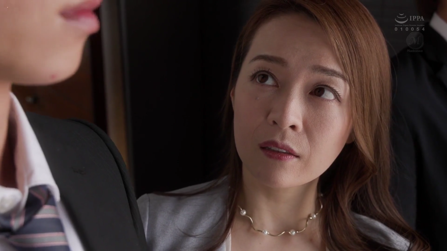 室内 · 审视 · 灰色职业装外套 · 女性面部特写
