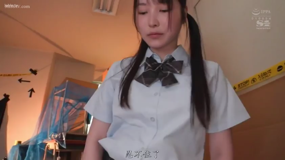 室内 · 上半身特写 · 浅蓝色短袖衬衫 · 略显低沉 · 字幕显示“忍不住了”