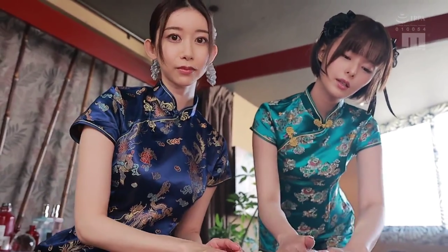 室内 · 俯身 · 半身 · 注视 · 双人 · 冷静 · 旗袍 · 发饰