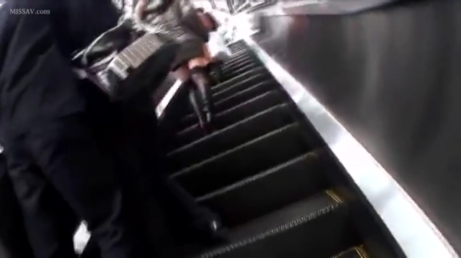 深色职业短裙 · 摄像机 · 裙底风光 · 裙底视角 · 无 · 无 · 自动扶梯