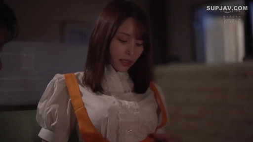 室内 · 坐姿 · 半身 · 熟女 · 整理衣物 · 娇羞 · 白色泡泡袖衬衫