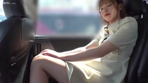 坐姿 · 闭眼 · 腿部 · 汽车座椅 · 休息 · 汽车后座 · 浅色连衣裙