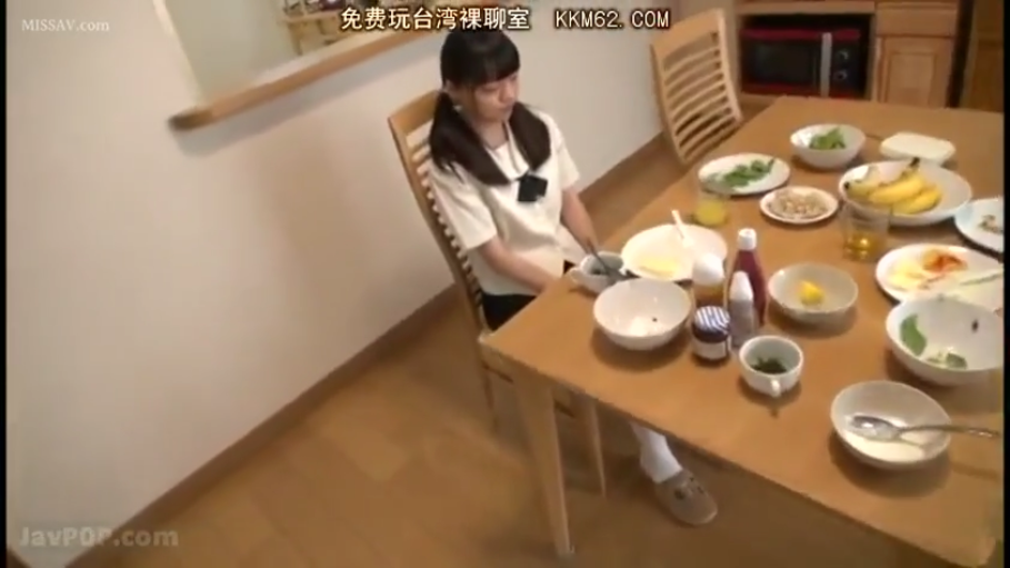 坐姿 · 中景 · 制服 · 餐厅 · 平淡 · 坐着