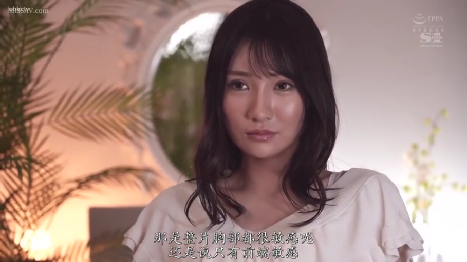 室内 · 坐姿 · 平静 · 面部特写 · 注视 · 绿植 · 长发 · 白色荷叶边上衣