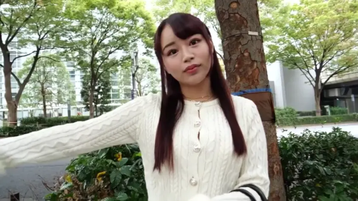 站立 · 自然 · 半身 · 户外 · 注视镜头 · 树木 · 素人风 · 白色针织开衫