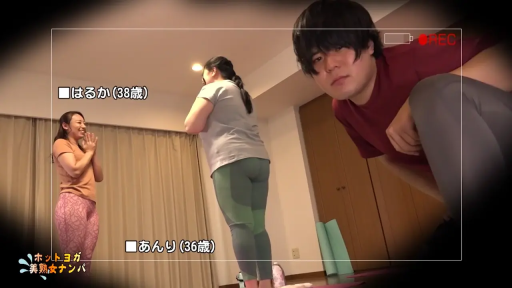 录像机边框 · 录像设备 · 紧身运动上衣 · 瑜伽室 · 男人严肃表情 · 两名女性瑜伽练习