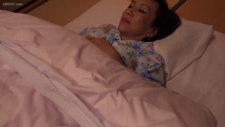 脸部 · 卧室 · 平静 · 枕头 · 熟女 · 侧卧 · 休息 · 碎花睡衣