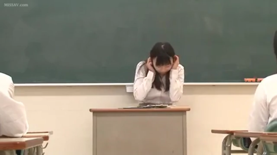 教室 · 粉笔擦 · 困扰 · 白い長袖シャツ · 人物上半身特写