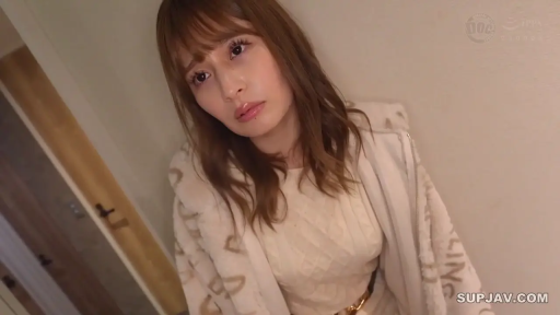 楚楚可怜 · 面部特写 · 公寓 · 米色绒毛外套