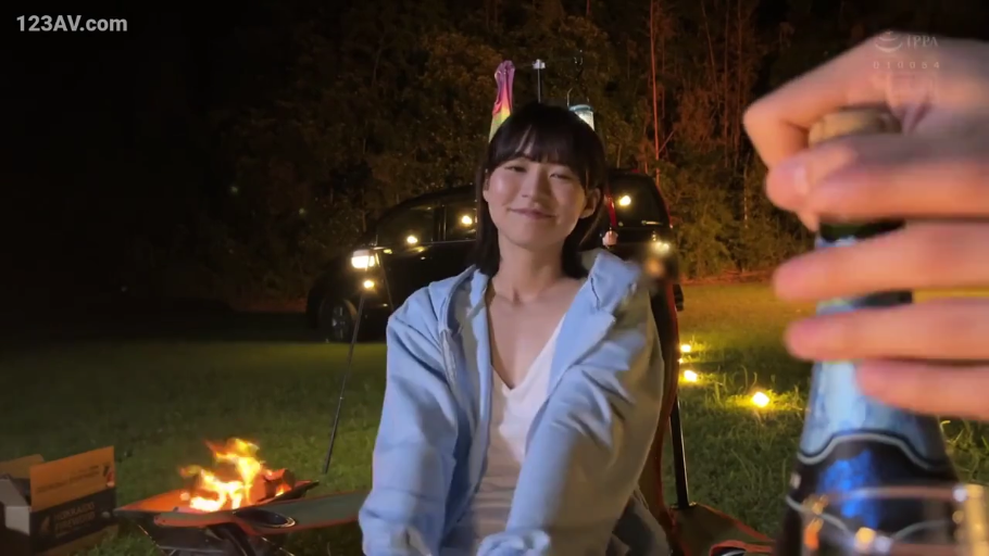 室内 · 面部 · 微笑 · 躺姿 · 模糊 · 蓝色衬衫