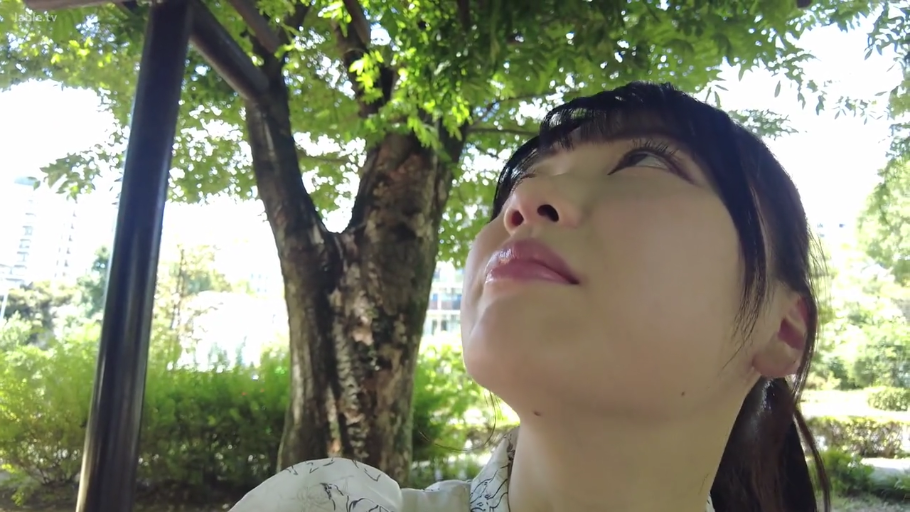 脸部 · 站立 · 平静 · 衬衫 · 公园 · POV · 窥视 · 圆孔