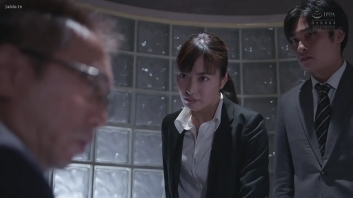 室内 · 严肃 · 俯身 · 职业西装 · 面部特写 · 剧情 · 玻璃砖墙 · 审讯