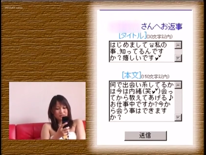室内 · 专注 · 手机 · 抹胸 · 女子上半身 · 聊天界面文本可见