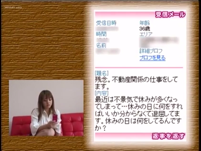 室内 · 若有所思 · 白色衬衫 · 智能手机 · 社交软件界面 · 人物半身特写