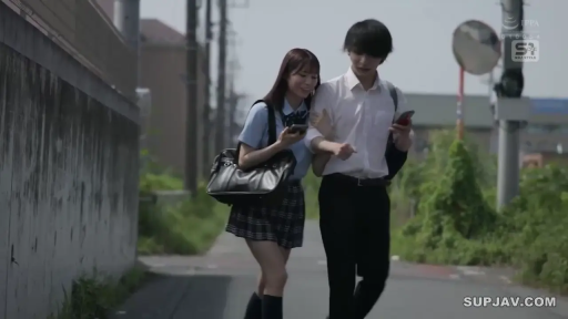 交谈 · 街道 · 男生短袖衬衫 · 学生书包 · 室外日间