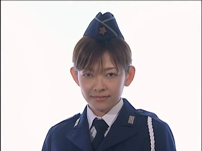 自信 · 面部特写 · 摄影棚 · 深蓝色警服 · 纯白背景 · 警用制服
