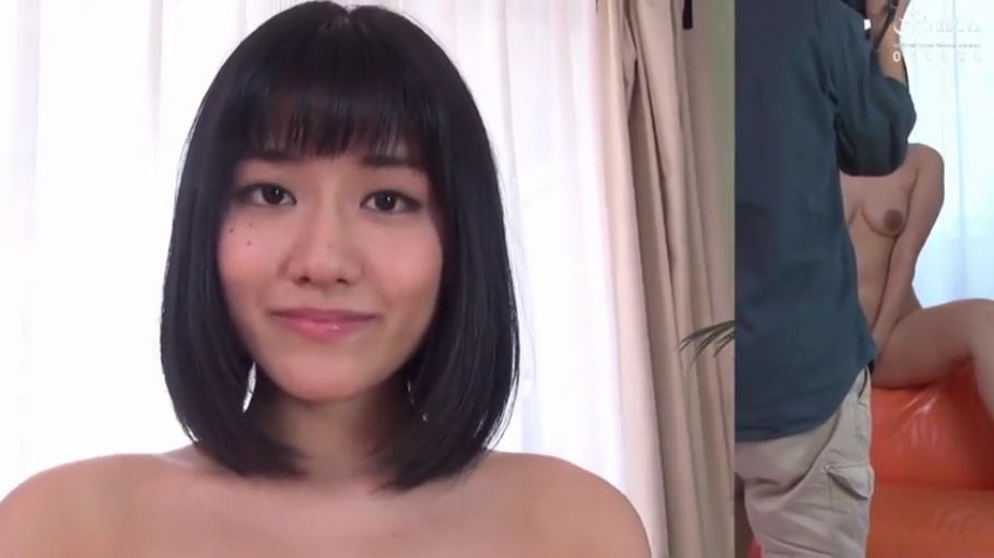 微笑 · 裸体 · 相机 · 室内工作室 · 光线明亮 · 侧面全身轮廓