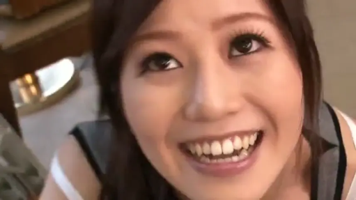 脸部特写 · 房间 · 仰头 · 吊带衫