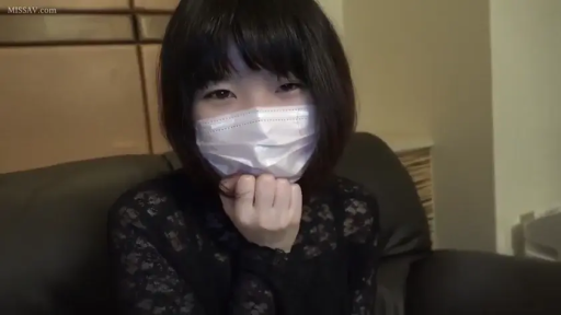 卧室 · 脸部特写 · 温顺 · 医用口罩 · 黑色蕾丝上衣
