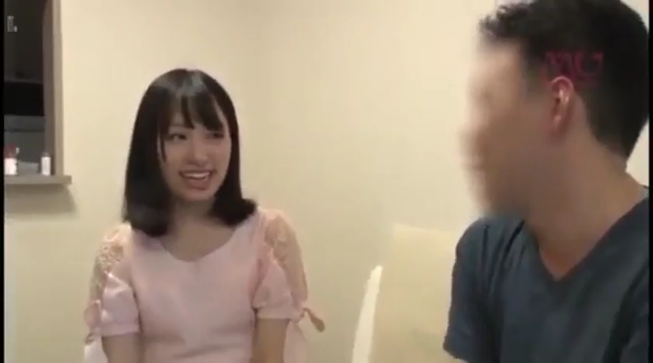 室内 · 坐姿 · 交谈 · 马赛克 · 半身 · 笑容 · 粉色上衣