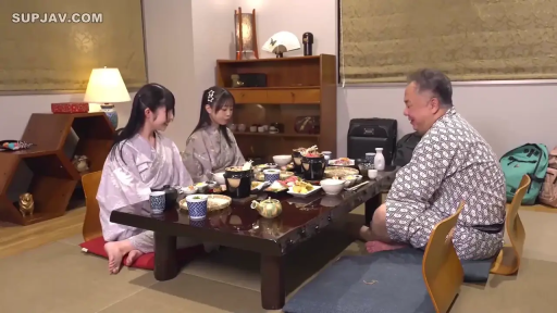 坐姿 · 和室 · 全景 · 微笑 · 用餐 · 浴衣 · 矮桌 · 一男两女