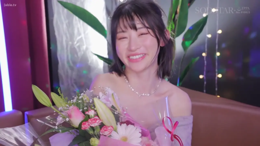 室内 · 坐姿 · 半身像 · 浪漫 · 露肩装 · 灿烂笑容 · 鲜花 · 手持花束