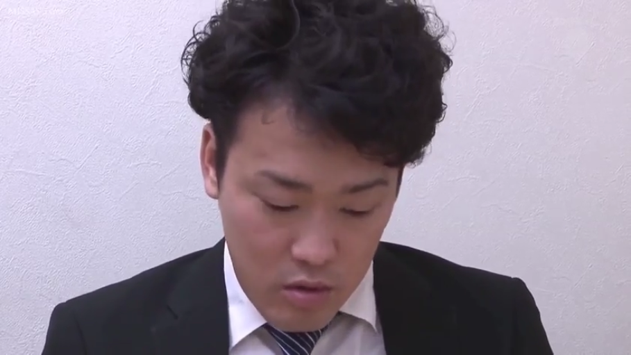 室内 · 严肃 · 低头 · 脸部特写 · 凝视 · 西装 · 亚洲男性