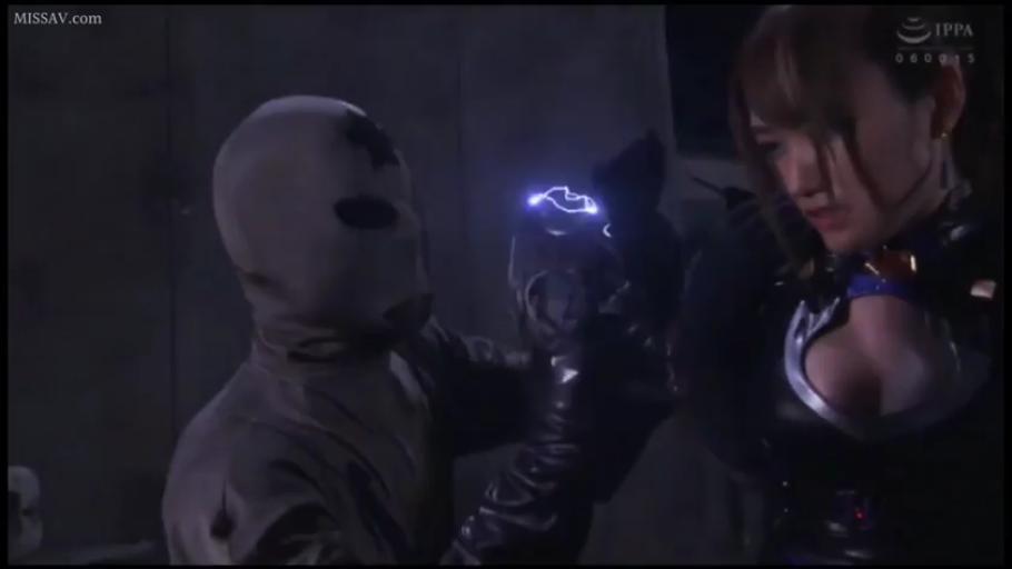 室内 · 角色扮演 · 站立 · 半身特写 · 痛苦 · 紧身衣 · 威胁 · 电击器