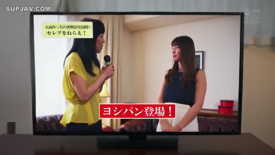 交谈中 · 电视屏幕边框 · 室内客厅 · 麦克风 · 右侧女子身穿深蓝色无袖上衣和白色长裙