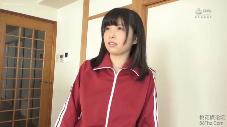 公寓 · 略显迟疑 · 面部特写 · 白色拉链