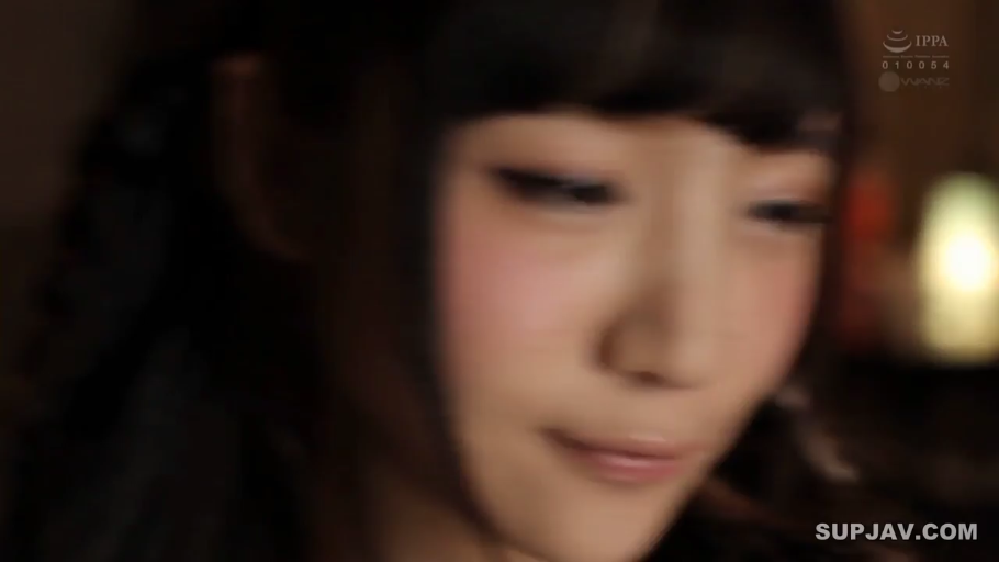 室内 · 眼睛特写 · 微张嘴唇