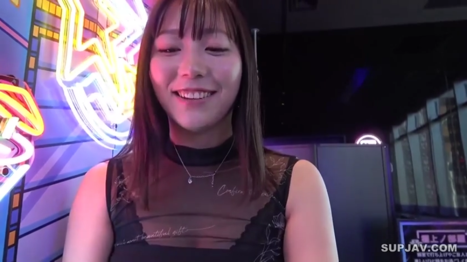 面部特写 · 黑色透视蕾丝上衣 · 站立正对 · 室内霓虹灯场景