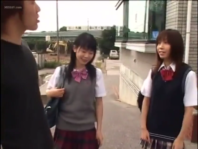 百褶裙 · 自然 · 户外 · 日常服装 · 制服领结