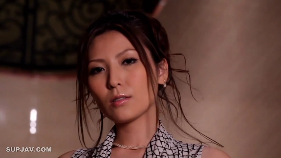 室内 · 脸部特写 · 凝视 · 正面 · 格纹连衣裙