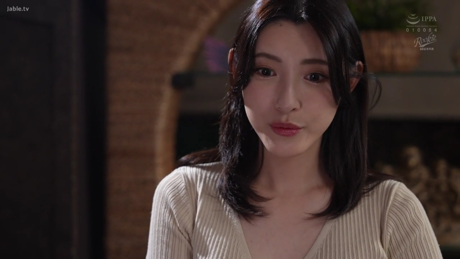 室内 · 平静 · 凝视 · 针织衫 · 长发 · 半身像 · 正对镜头