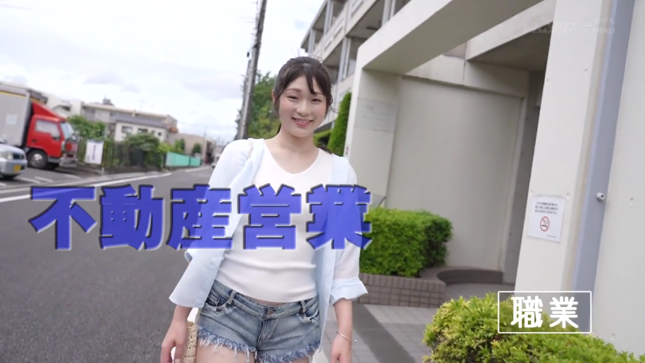 站立 · 中景 · 微笑 · 浅蓝色开衫 · 手提包 · 建筑门口 · 步行 · 不动产中介