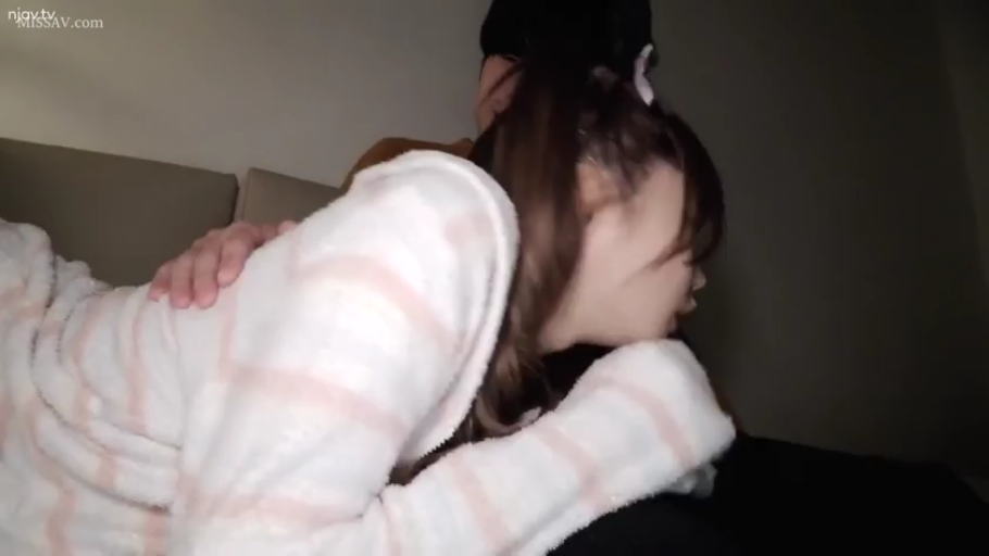 床上 · 后入 · 轻微喘息 · 女方侧脸特写 · 穿粉白条纹绒毛睡衣
