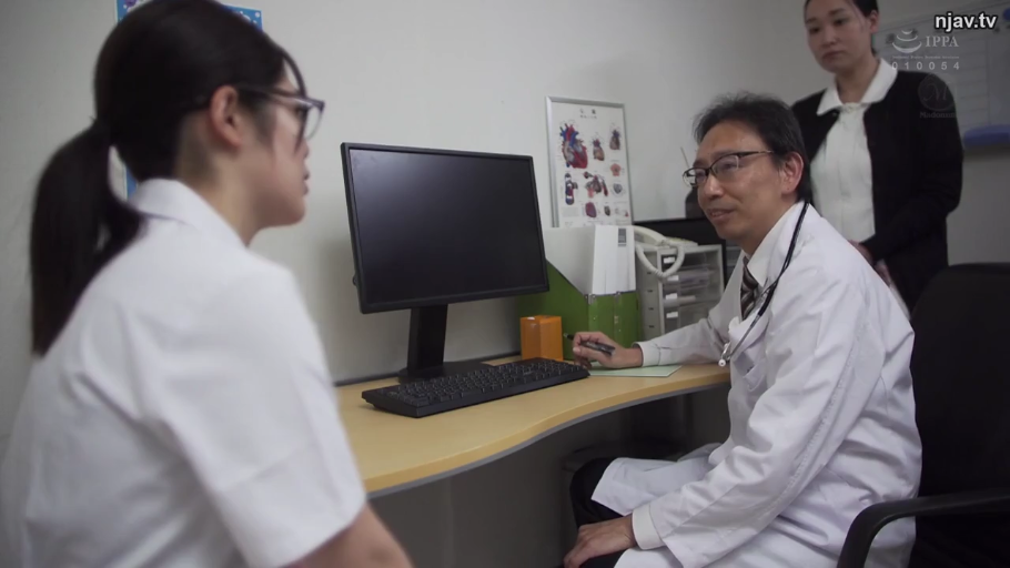 笔 · 医院诊室 · 病人穿白色工作服或衬衫 · 医生面带职业化微笑 · 病人侧脸
