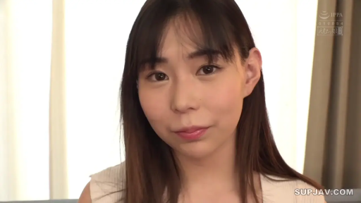 室内 · 脸部特写 · 平静 · 凝视 · 米色上衣 · 长发 · 正面