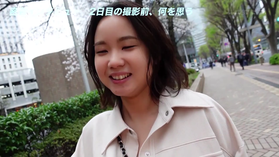 上半身中景 · 放松 · 城市人行道 · 自然光 · 单肩包 · 米白色衬衫外套