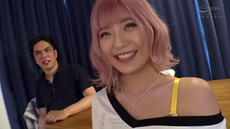 休息室 · 灿烂微笑 · 黄色内衣肩带 · 珍珠项链 · IPPA标记 · 粉色短发女性脸部特写