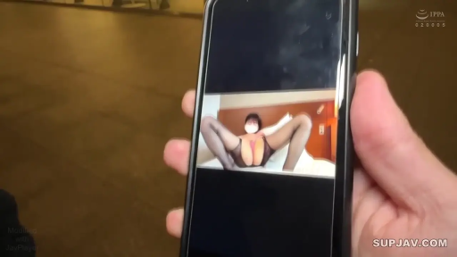 室内 · 智能手机 · 马赛克遮挡阴部 · 视频中女性穿着黑色连裤袜 · 屏幕中的性爱画面特写 · 视频中女性展示阴部 · 视频中女性佩戴口罩