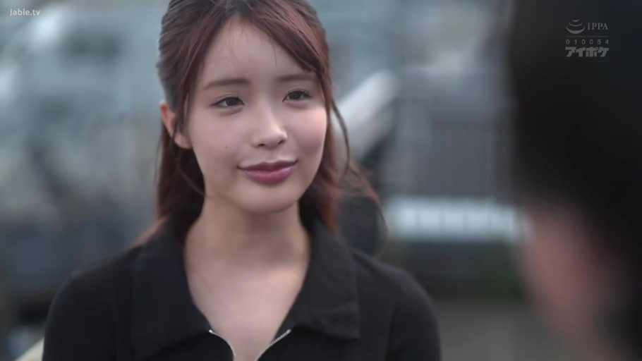 站立 · 微笑 · 面部特写 · 对视 · 户外 · 扎头发 · 黑色拉链上衣