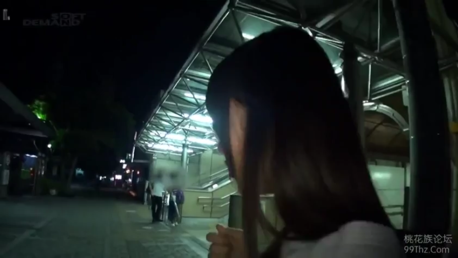 模糊处理 · 浅色上衣 · 女性面部轮廓 · 画面有模糊水印 · 夜间车站外