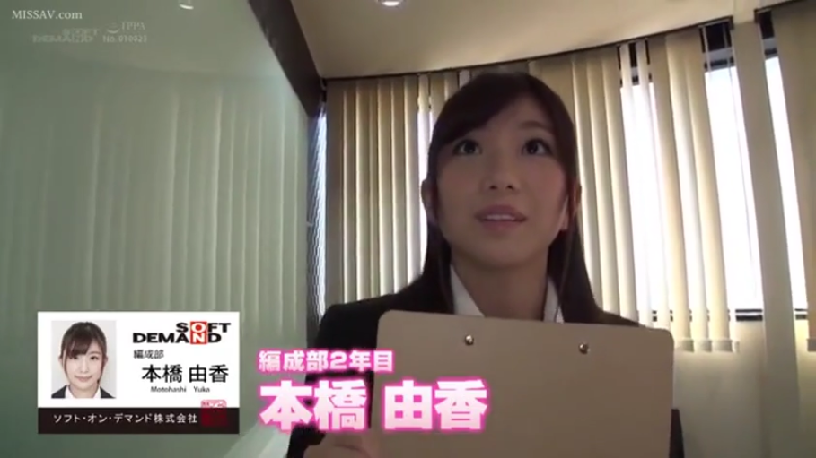 白衬衫 · 办公室 · 职业化 · 面部特写 · 文件夹 · 带有字幕信息的画面