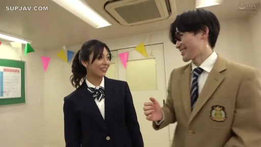 教室 · 微笑 · 卡其色校服西装外套 · 两人面部特写