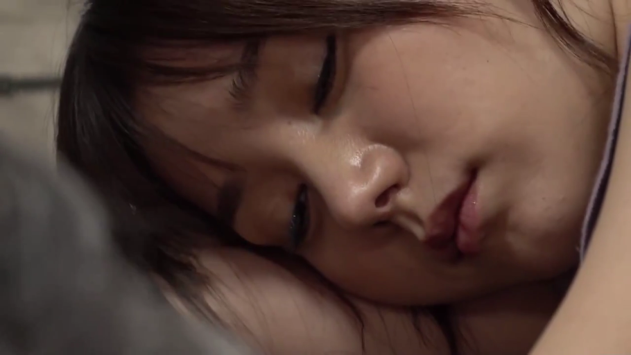 室内 · 平静 · 面部特写 · 局部特写 · 侧卧 · 紫色睡衣 · 睡眠